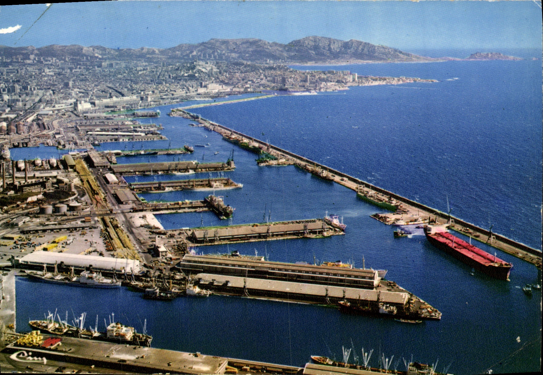 CPM Marseille Vue aerienne de la baie les ports le Cap Croisette