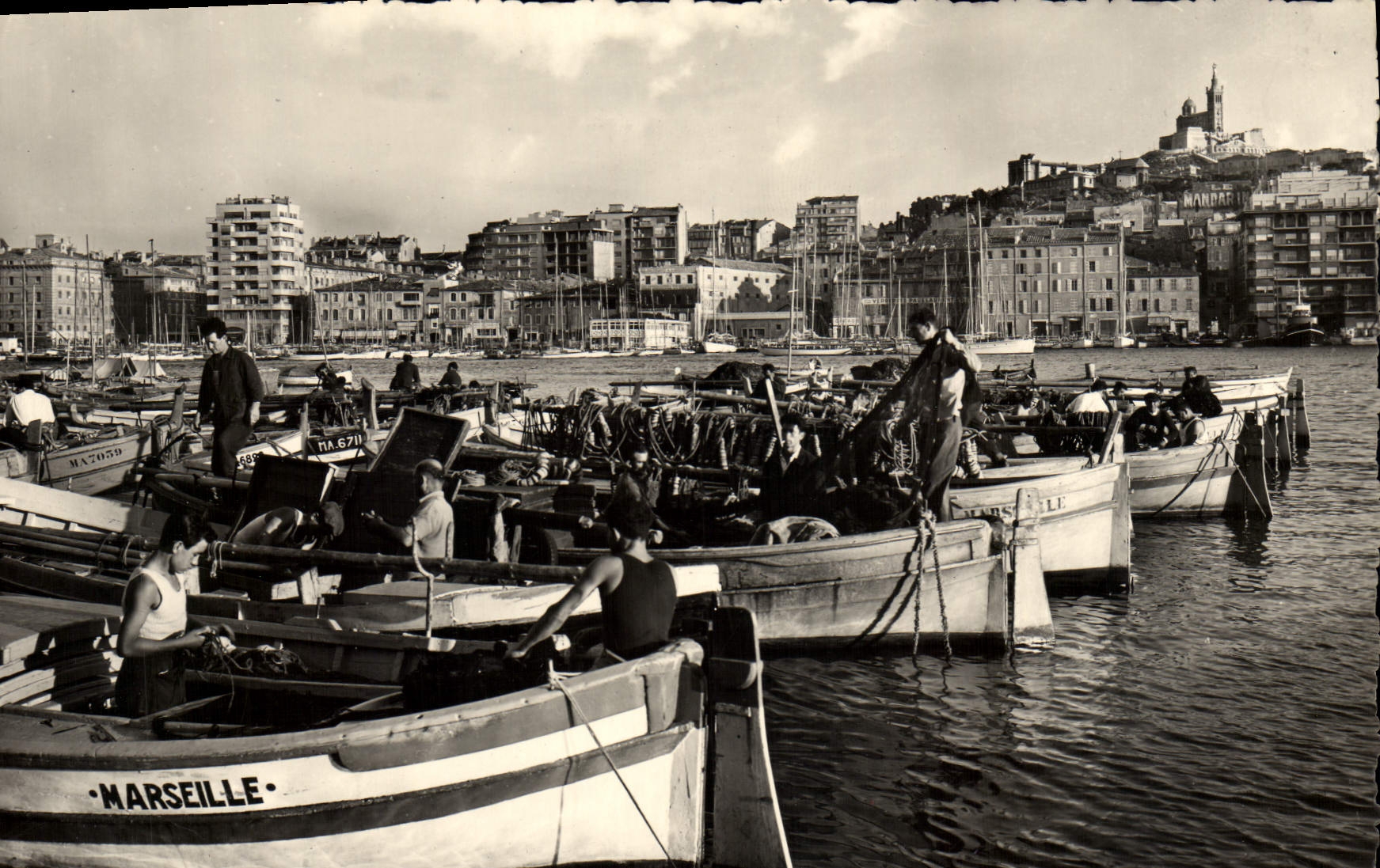 CPM Marseille Un Coin du Vieux Port et Norte Dame de la Garde Bateaux