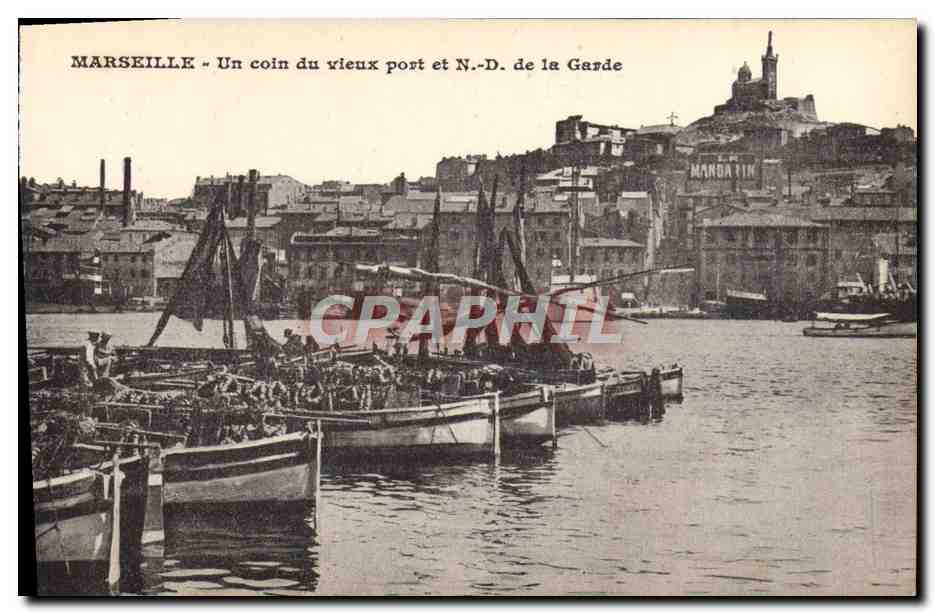 CPA Marseille Un Coin Vieux Port et de La Garde Bateaux