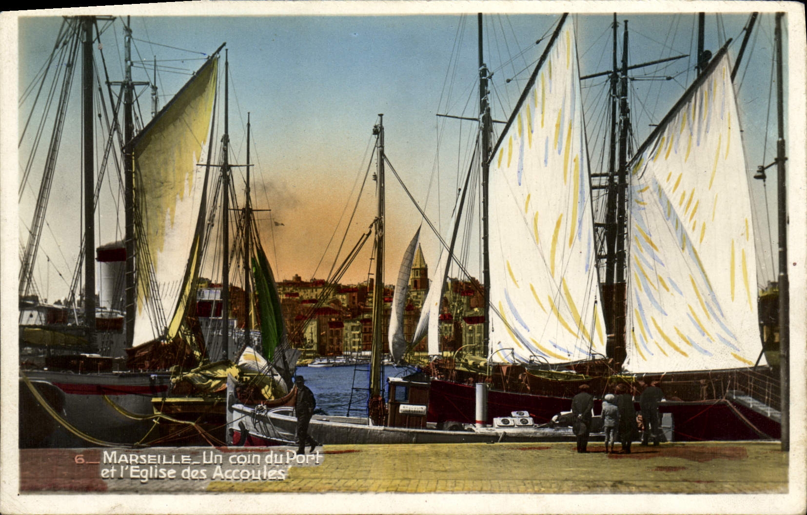 CPA Marseille Un Coin Du Port et L'Eglise Des Accoules Bateau