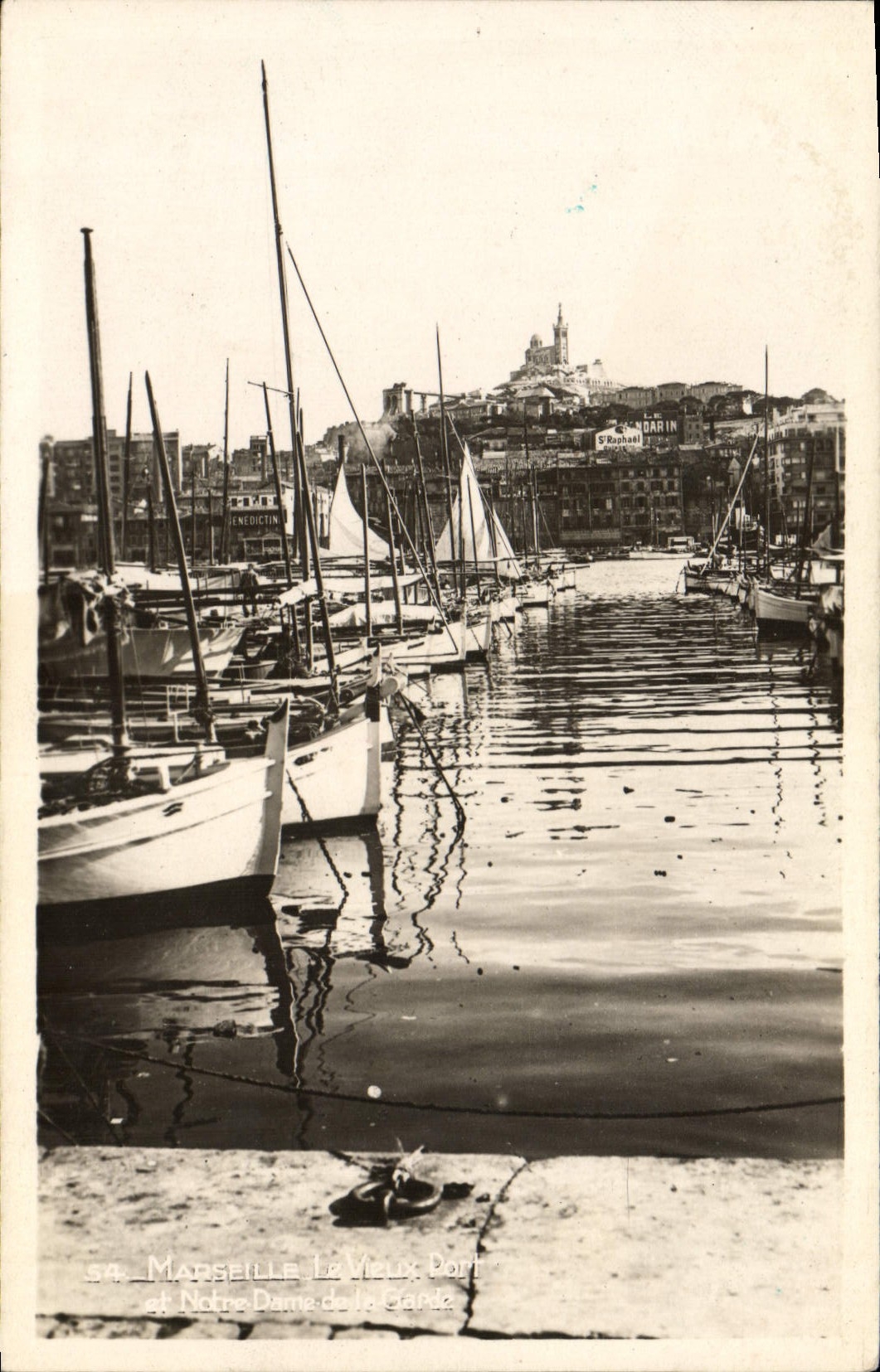 CPA Marseille Le vieux port et Notre Dame de la Garde Bateaux 