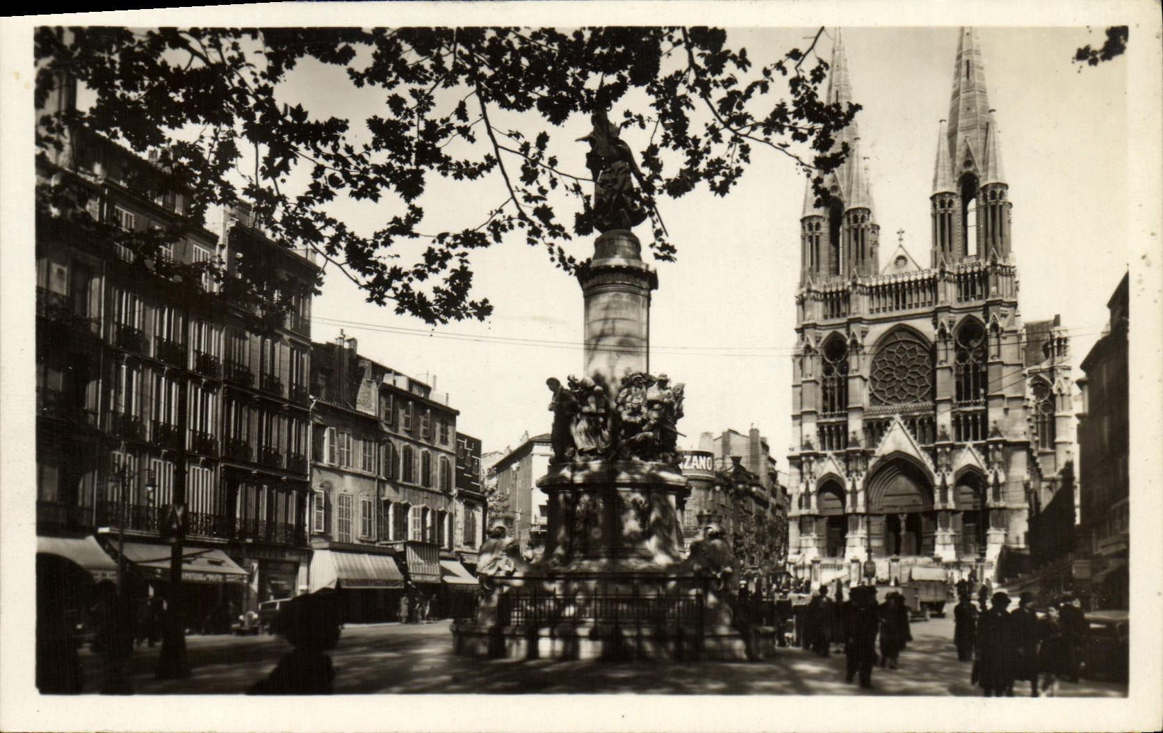 CPA Marseille Monument des Mobiles et Eglise St Vincent De Paul
