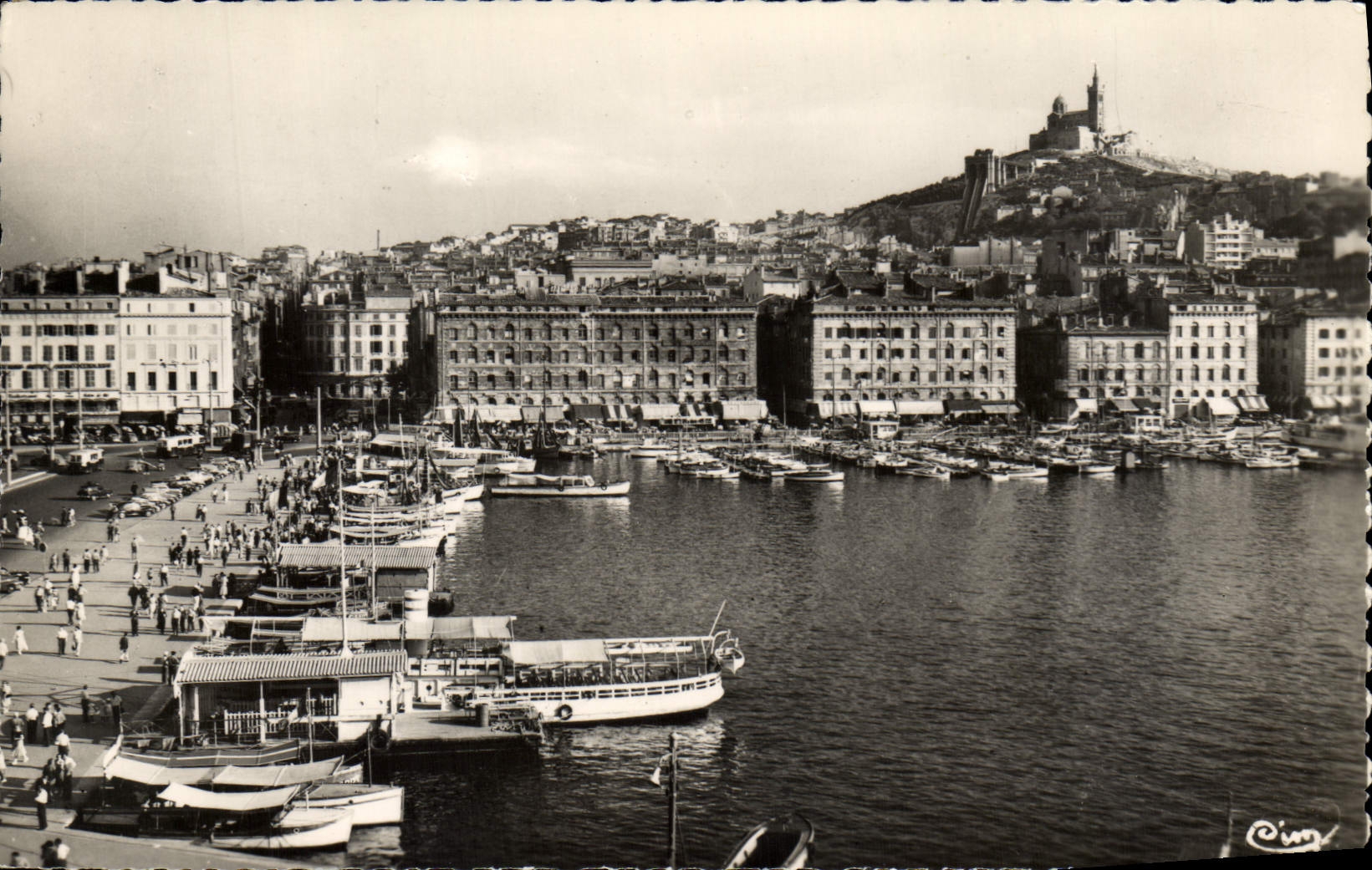 CPM Marseille Le Vieux Port Quai des Belges et N D de la Garde Bateaux