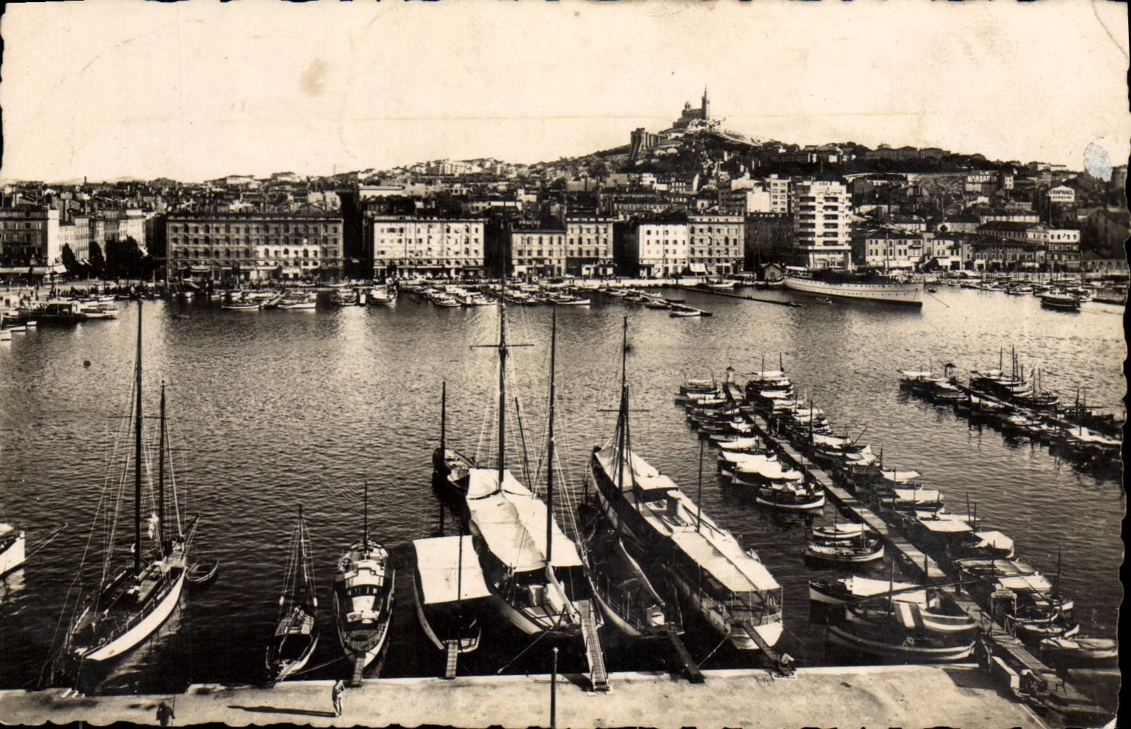 CPM Marseille Le Port et Notre Dame de la Garde Bateaux 