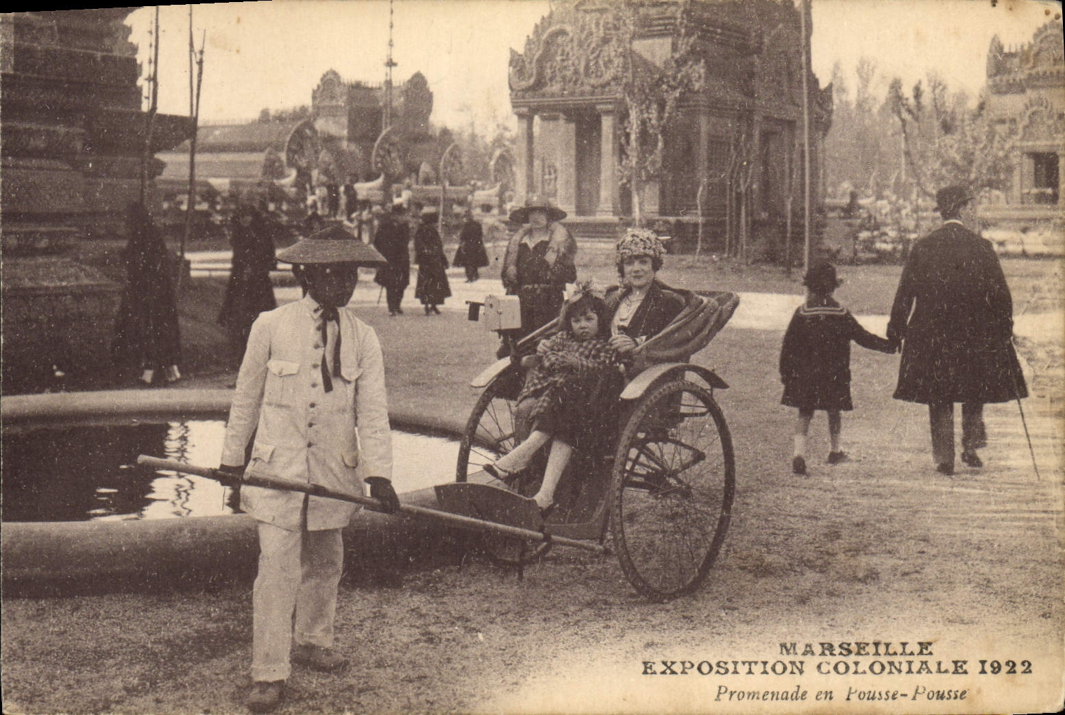 Promenade en Pousse-Pousse — Exposition Coloniale de Marseille 1922 — Éditeur non identifié