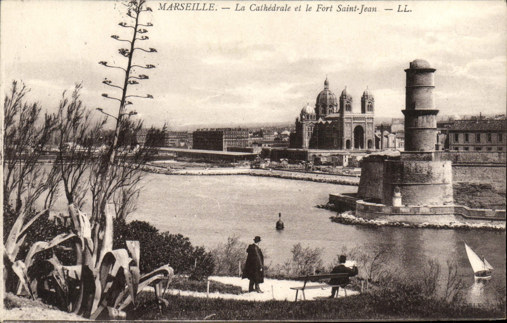 CPA Marseille La Cathedrale et le Fort Saint Jean 