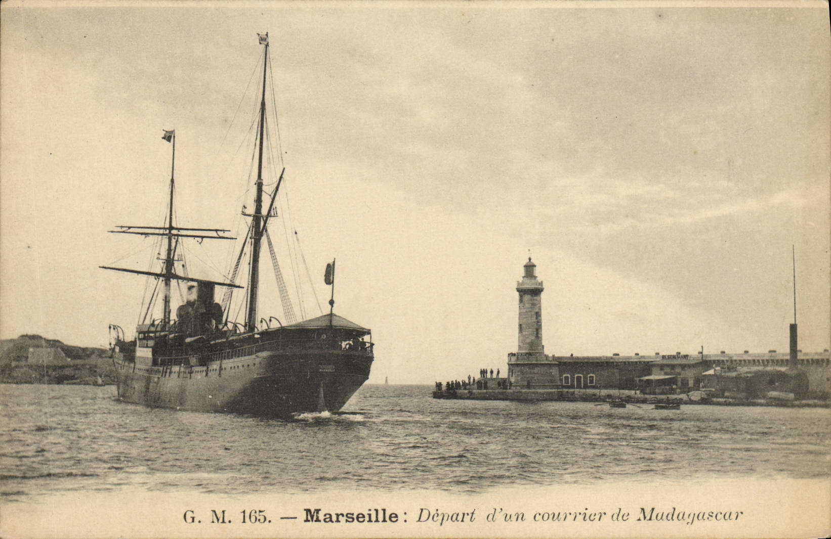CPA Marseille Depart d'un courrier de Madagascar Bateau 