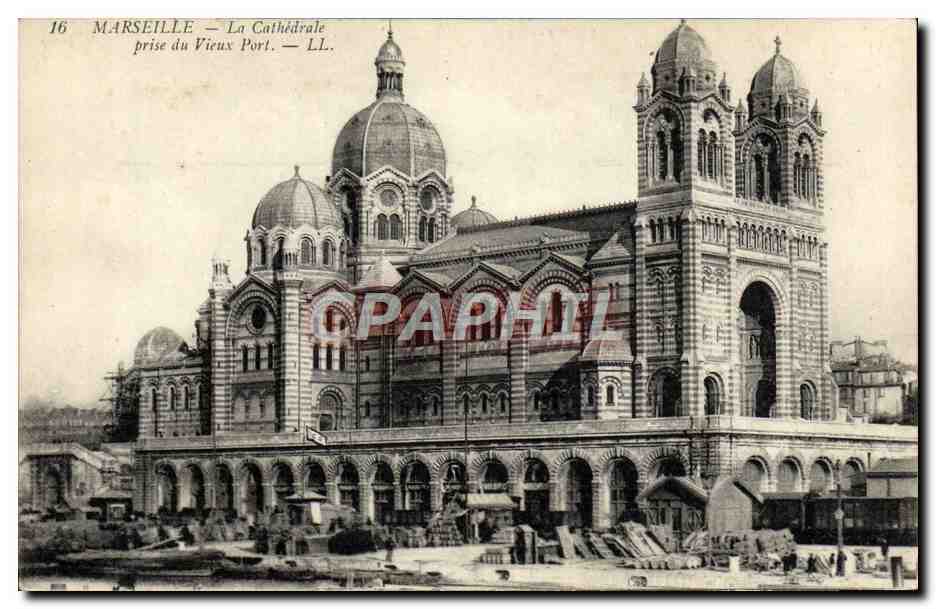 CPA Marseille La cathedrale prise du vieux port