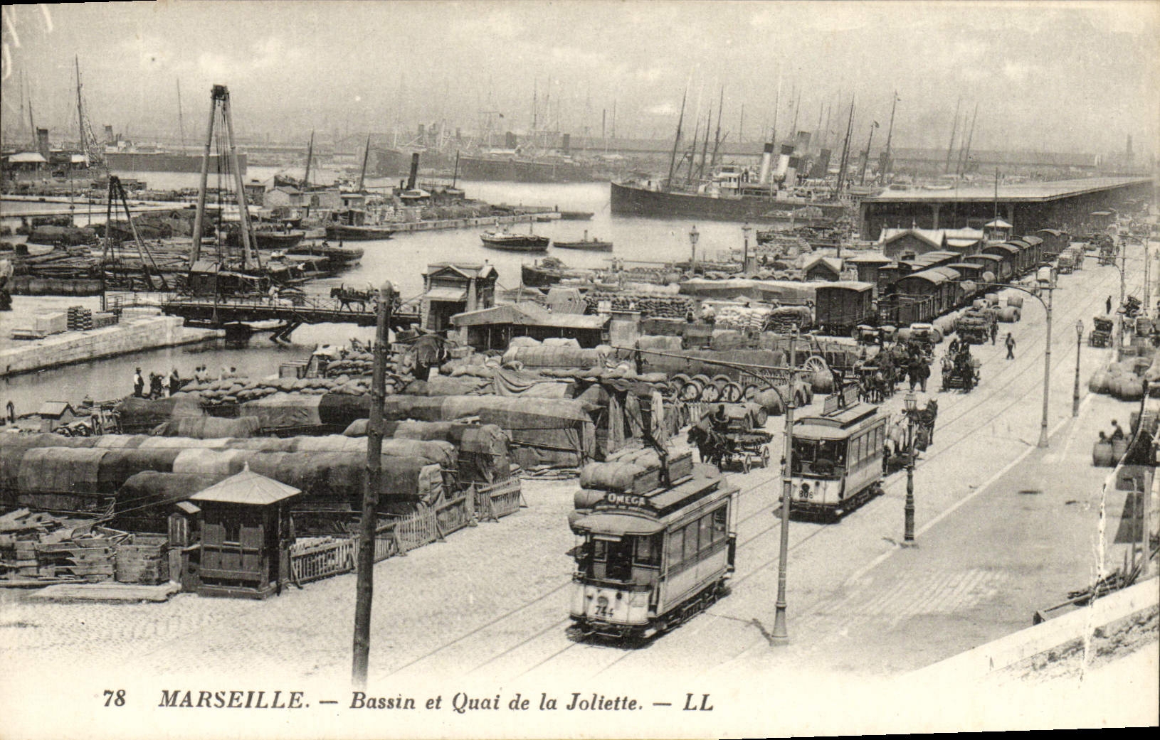 CPA Marseille Bassin et quai de la Joliette Tramway Bateaux 