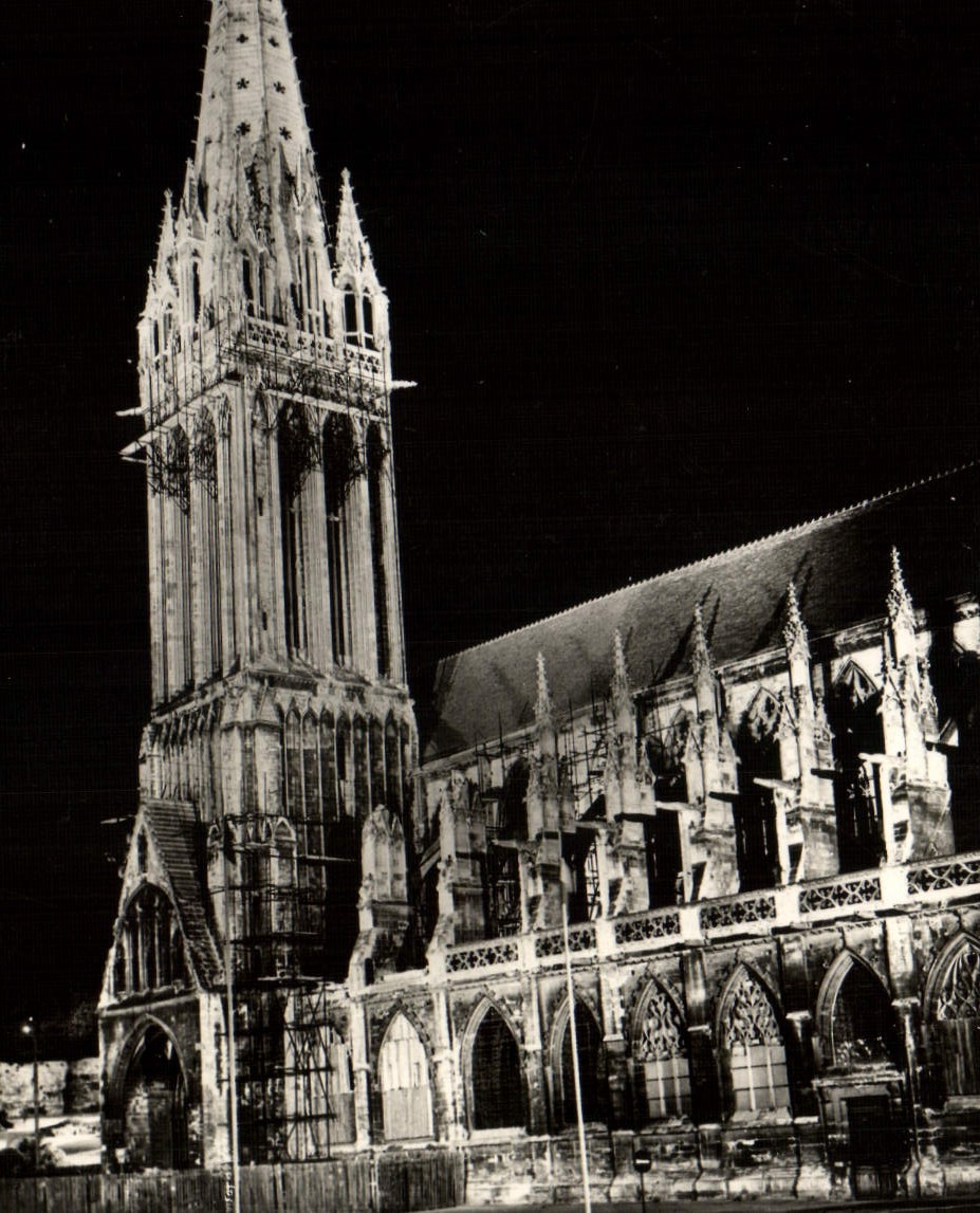 Caen — L'Église Saint-Pierre illuminée — Réal-Photo, Paris