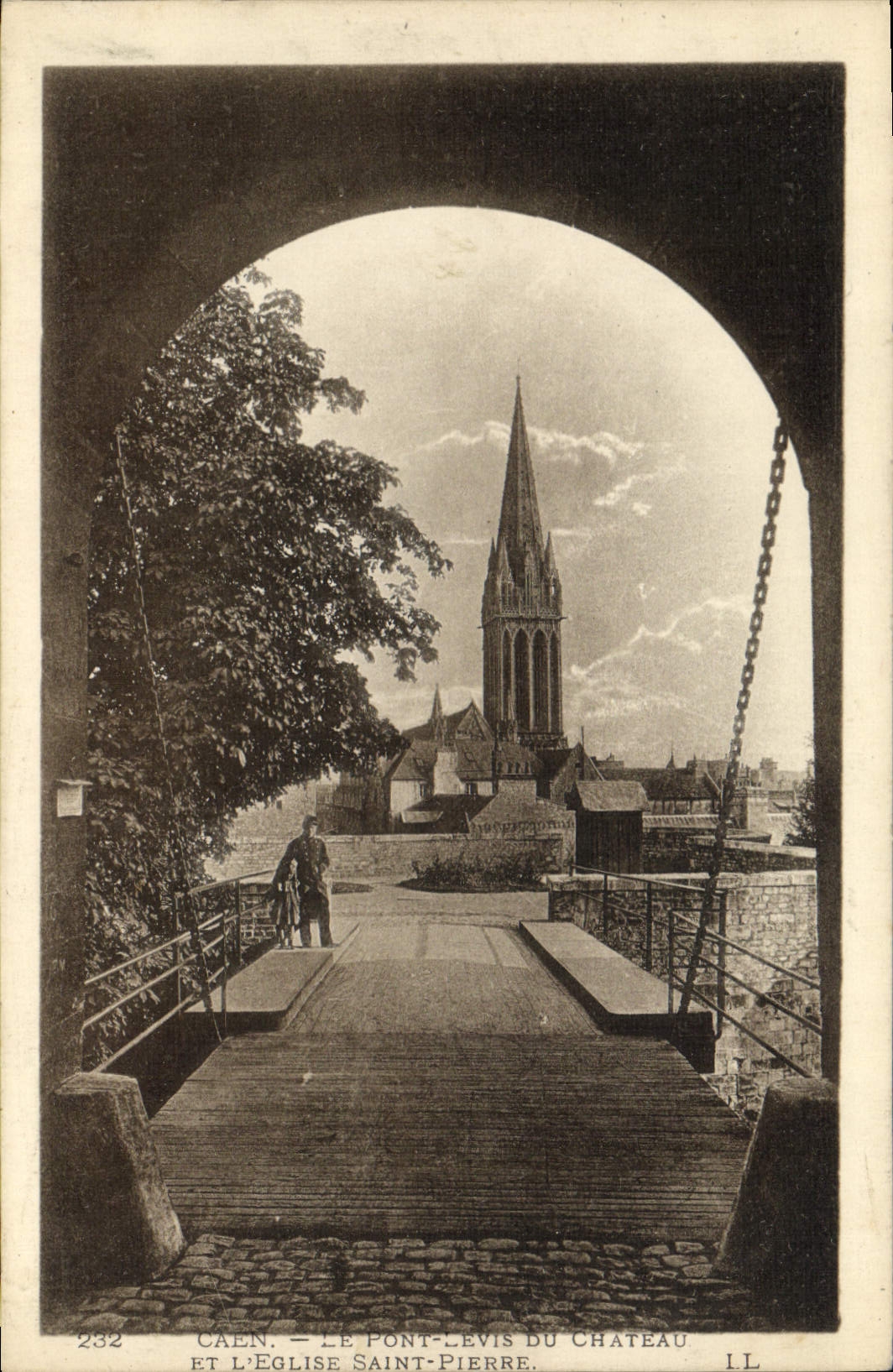 CPA Caen L'Eglise Saint Pierre Pont Levis Du Chateau