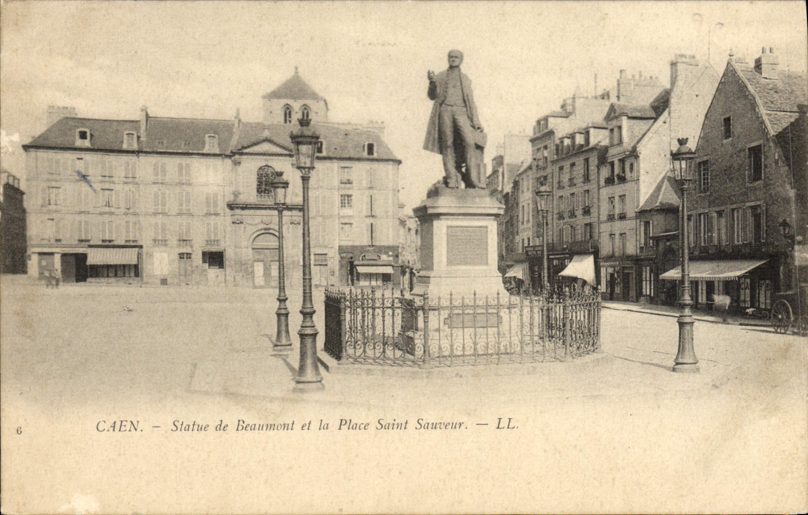 CPA Caen La Statue de Beaumont et la Place Saint 