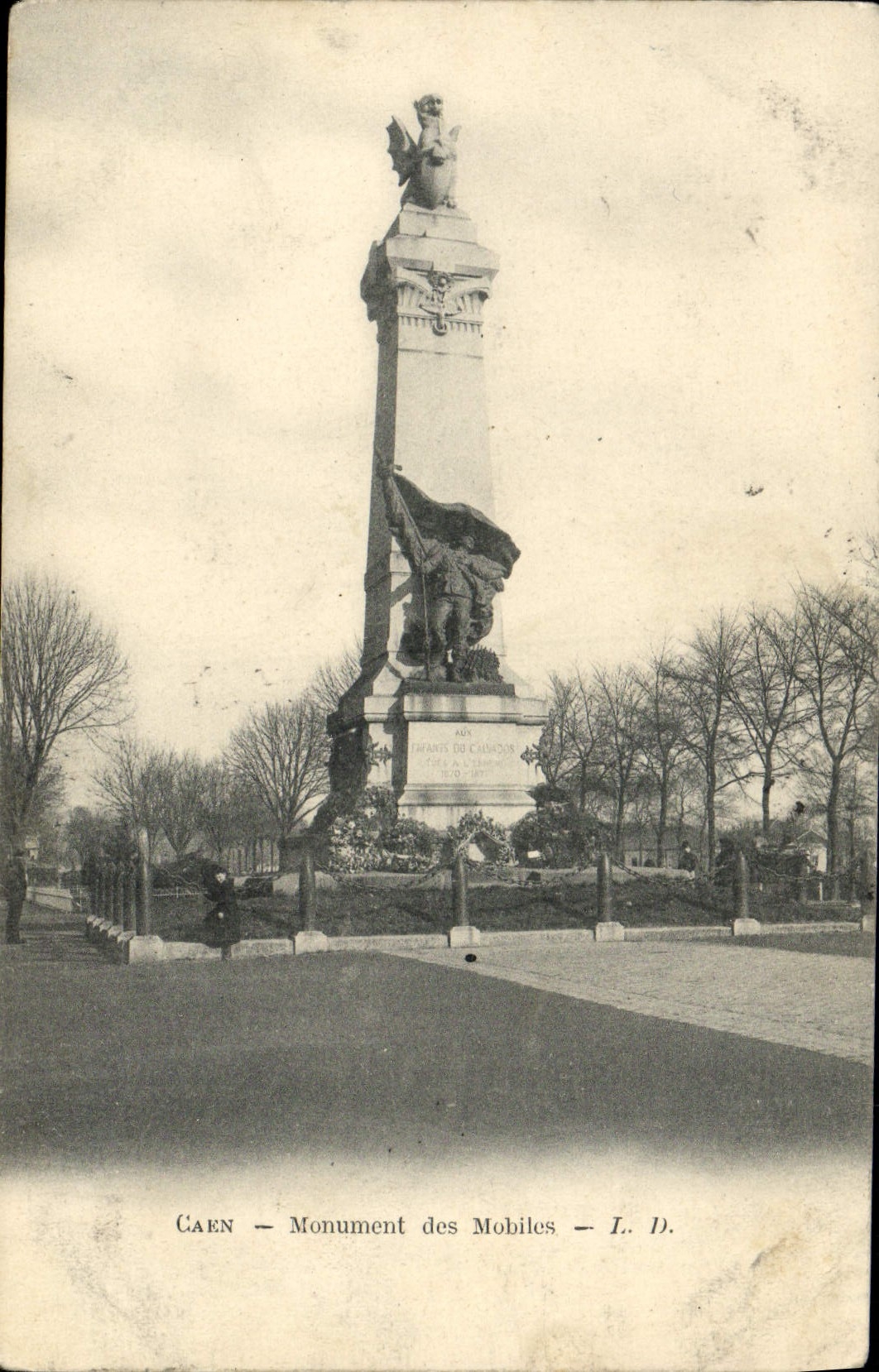 CPA Caen Le Monument des Mobiles