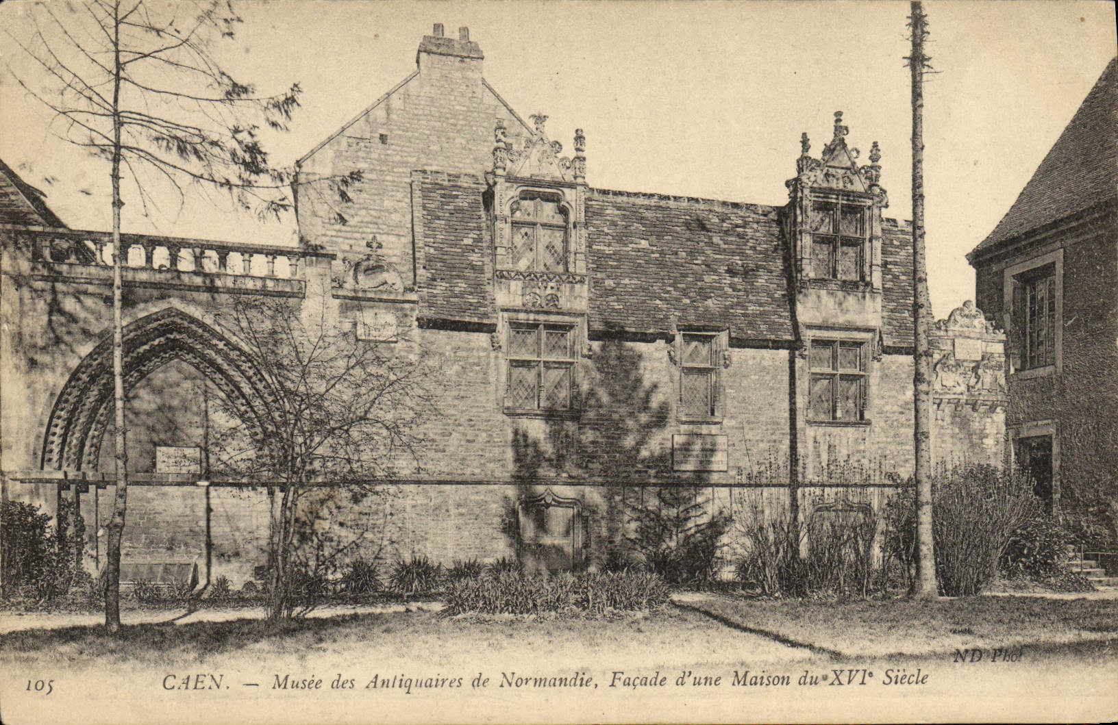 CPA Caen Musee des Antiquaires Facade d'une Maison du 16eme