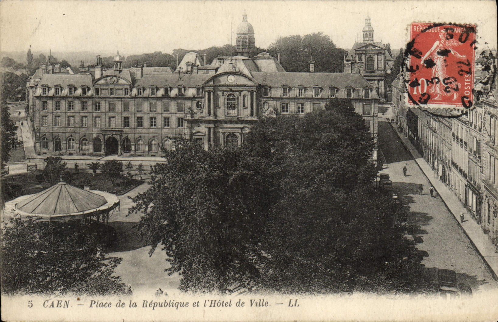 CPA Caen La Place de la Republique et l'Hotel de Ville