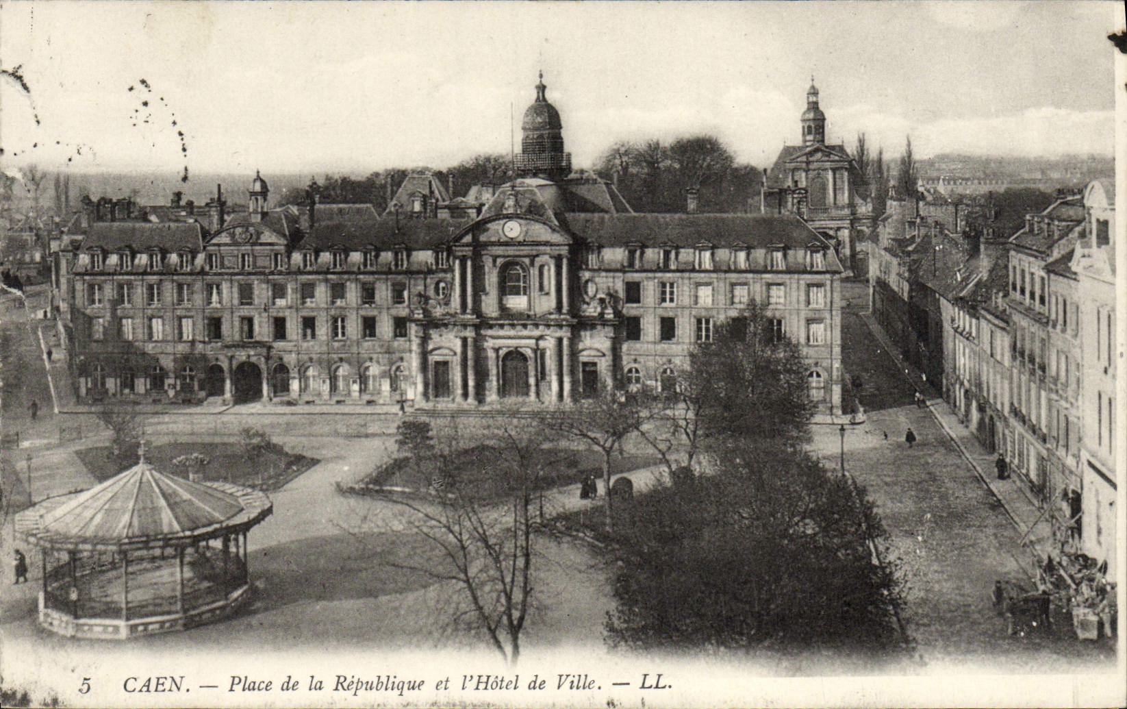 Caen — Place de la République et l'Hôtel de Ville — LL.