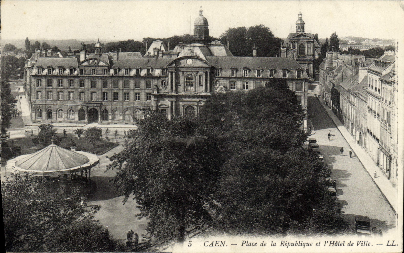 CPA Caen La Place de la Republique et l'Hotel de Ville