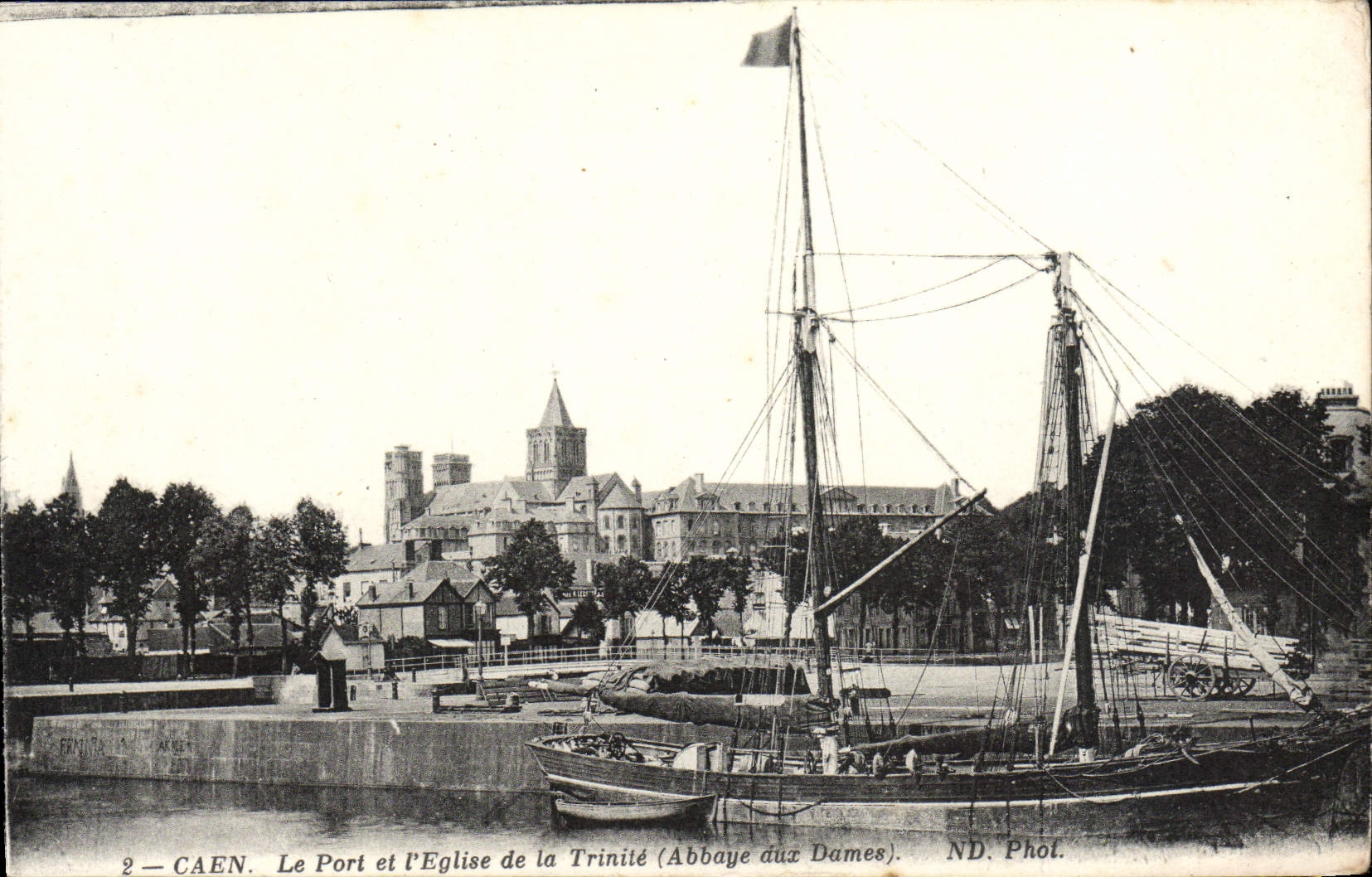Caen — Le Port et l'Église de la Trinité (Abbaye aux Dames) — ND. Phot.