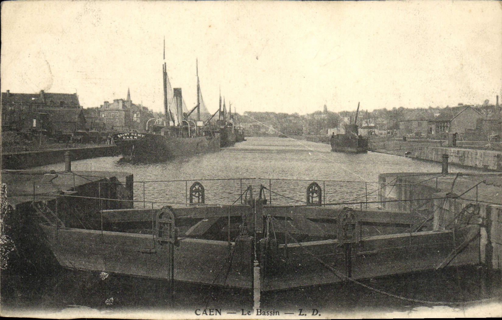 CPA Caen Le Bassin Bateaux