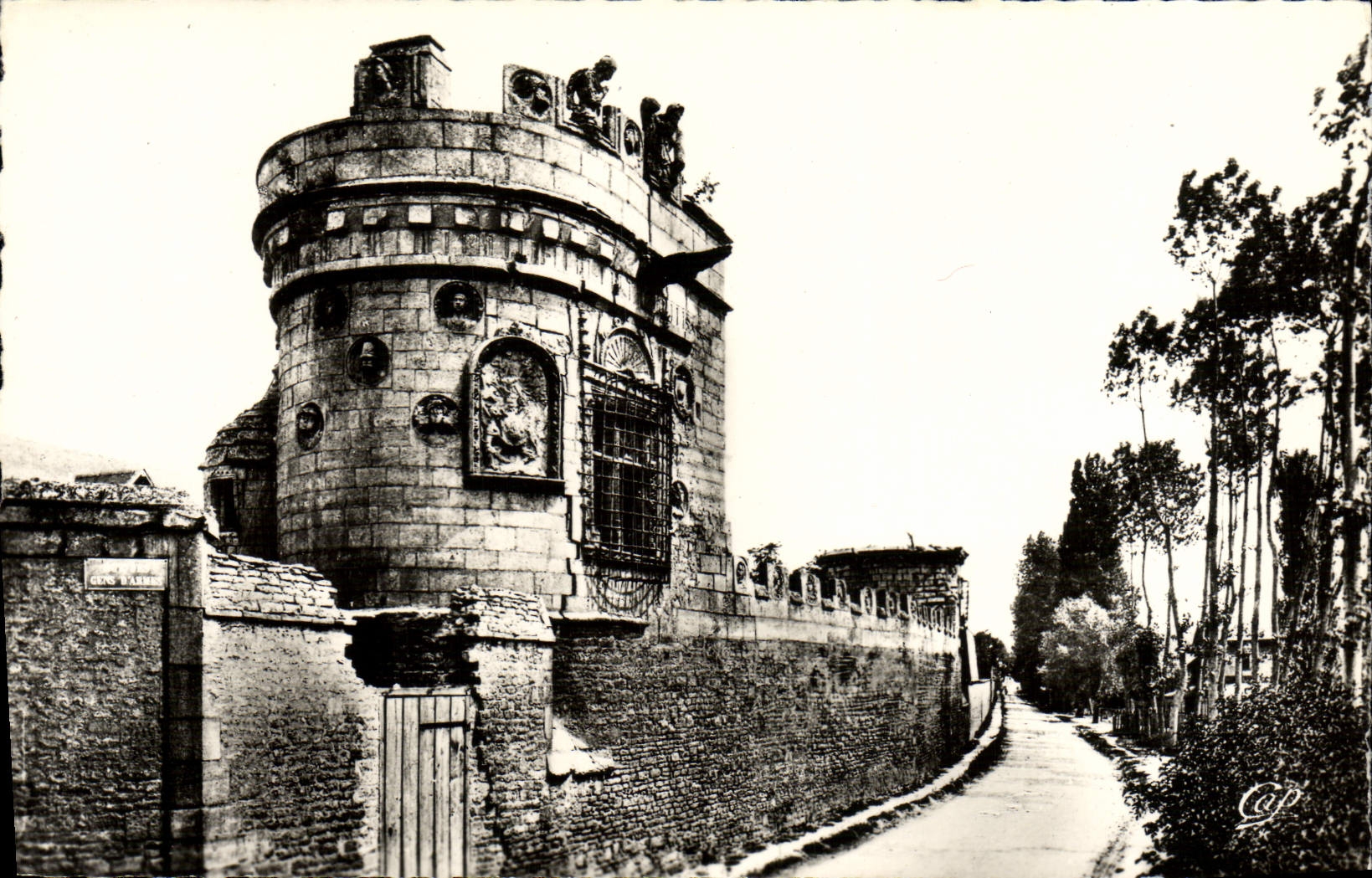 La Tour des Gens d'Armes — XVIe siècle — Réal-Photo, n° 203