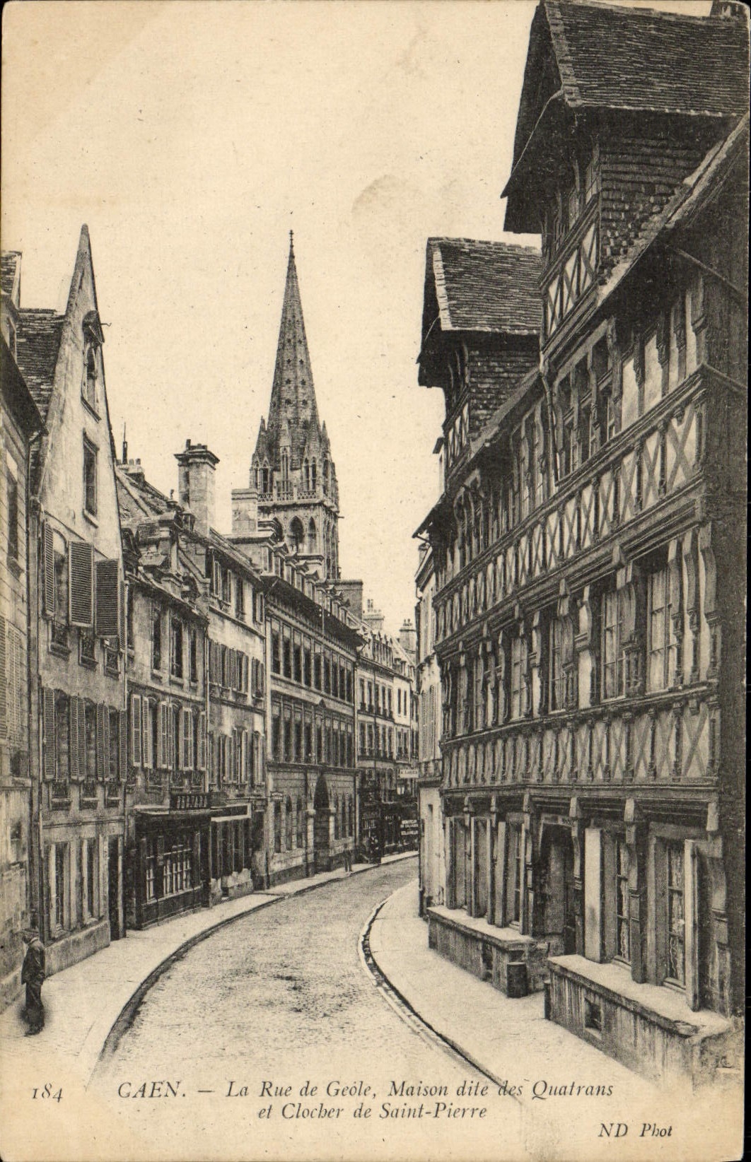 CPA Caen La Rue de Geole Maison dite des Quatrans et Clocher de Saint Pierre