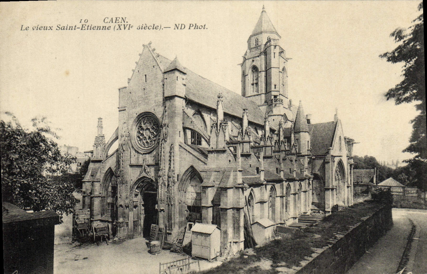 Caen — Le vieux Saint-Étienne (XVIe siècle) — ND Phot.