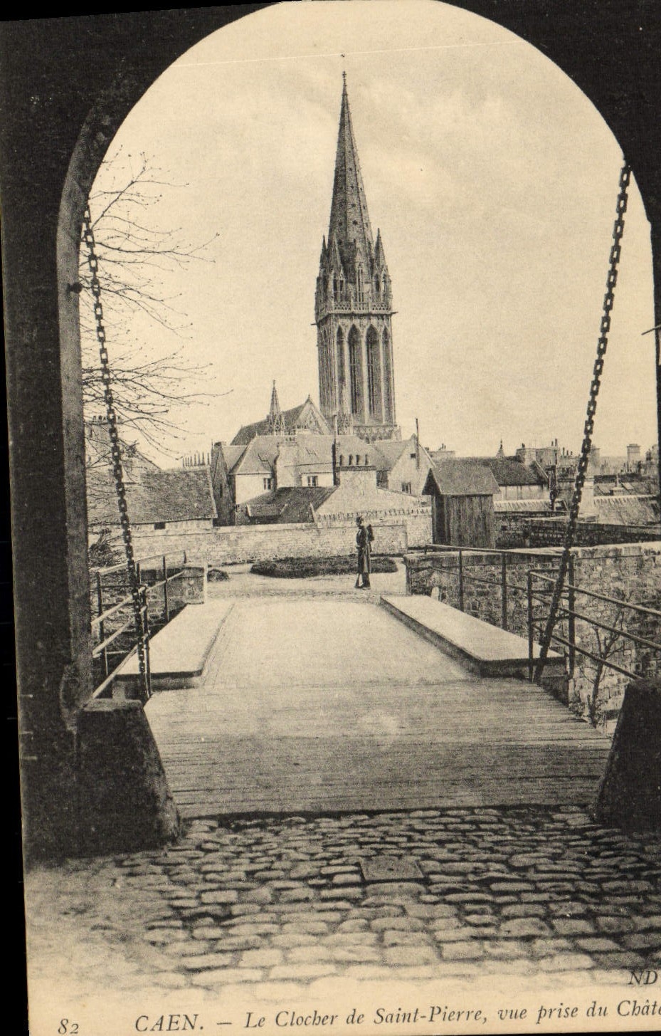 CAEN — Le Clocher de Saint-Pierre, vue prise du Château — éditeur ND, n° 82