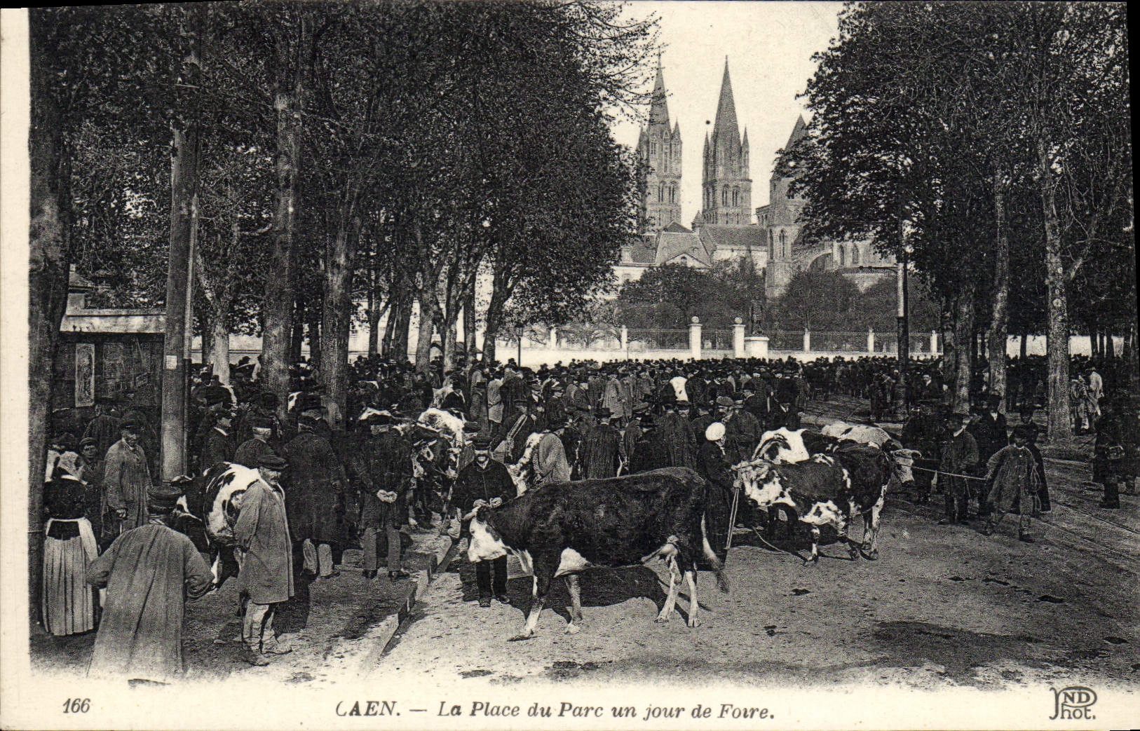 CAEN — La Place du Parc un jour de Foire — ND Phot.