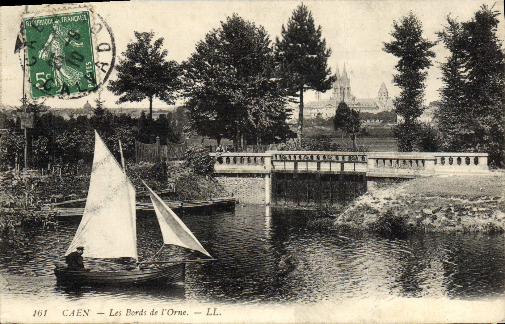 CPA Caen Les Bords de l'Orne Bateau 