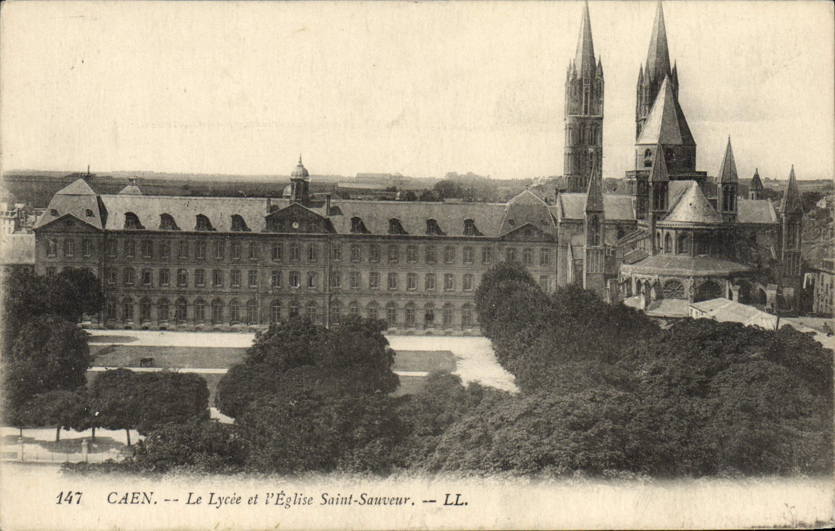 CPA Caen Le Lycee et l'Eglise Saint Sauveur 