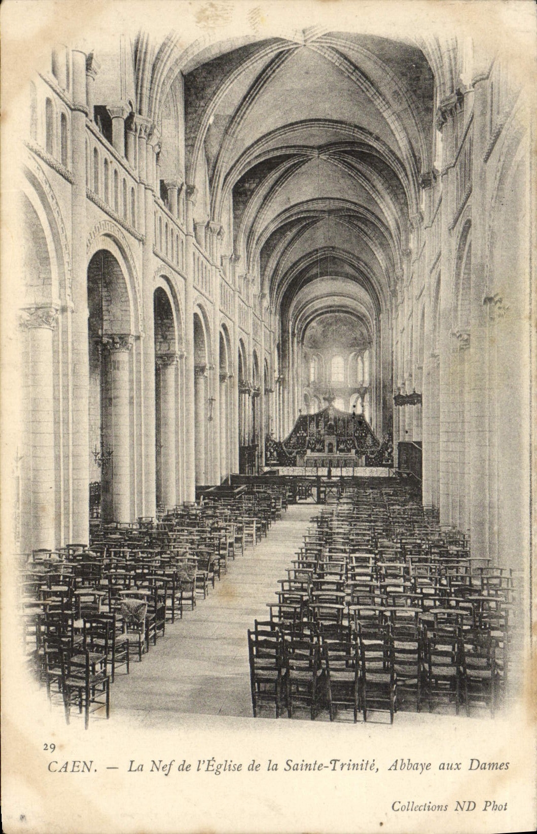 CPA Caen La Nef de l'Eglise de la Sainte Trinite Abbaye aux Dames