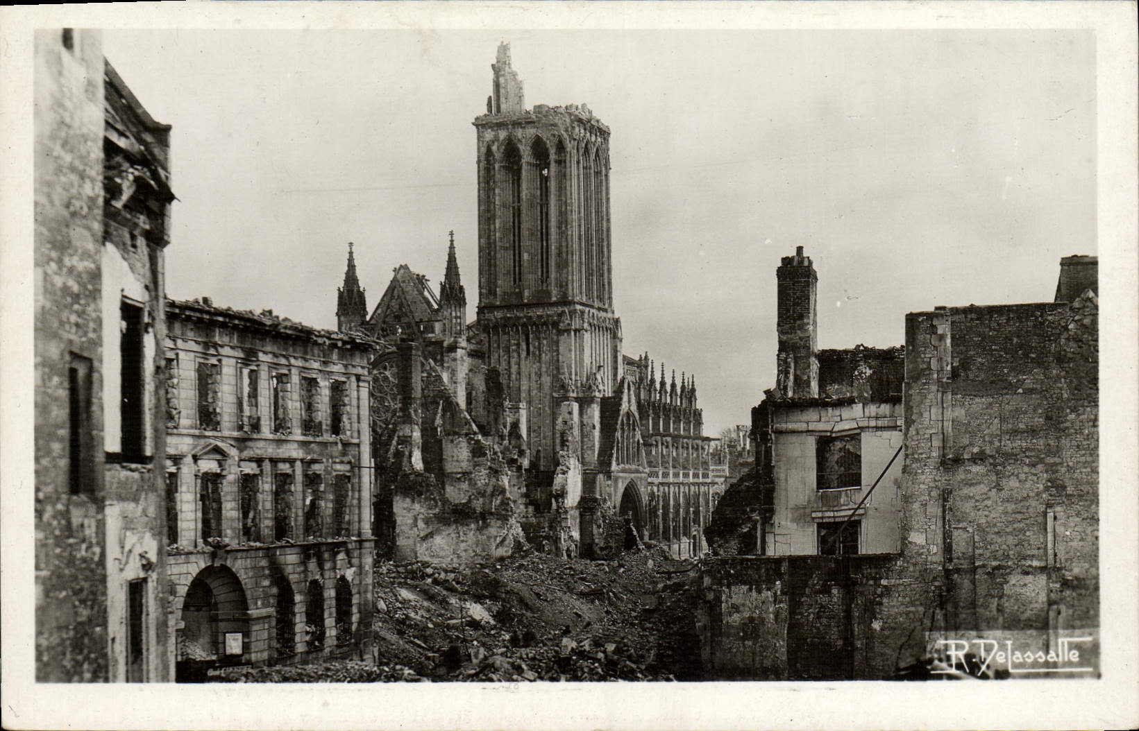 Caen — Ruines de la Banque du Crédit Industriel de Normandie et de l'Église Saint-Pierre — Photo Delassalle