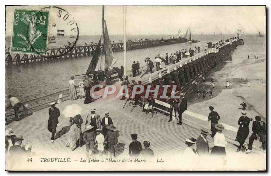CPA Trouville Les Jetees a l'Heure de la Maree 