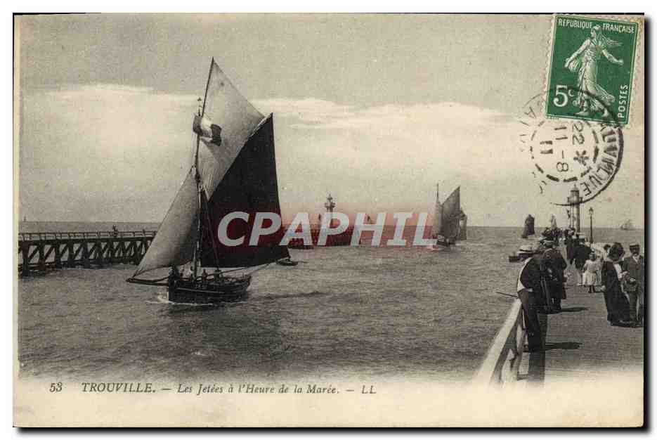 CPA Trouville La Jetees a l'Heure de la Maree Bateau