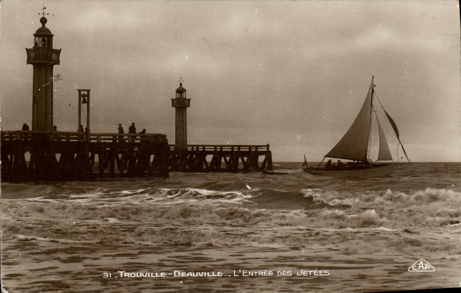 CPA Trouville Deauville L'Entree des Jetees Bateau