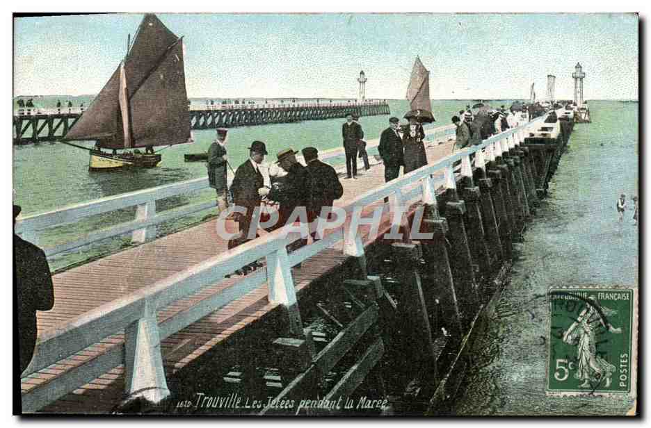 CPA Trouville Les Jetees Pendant la Maree Bateaux