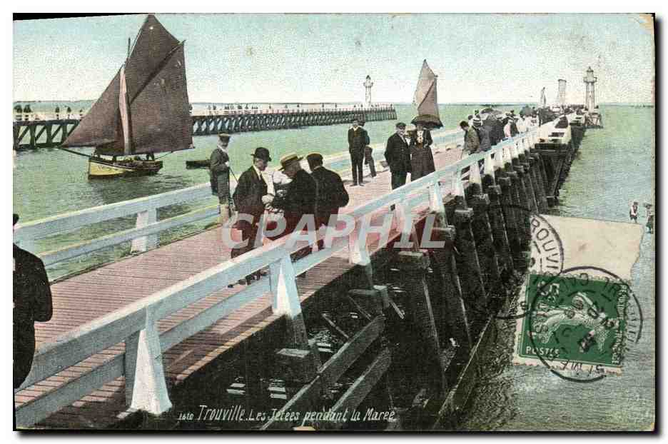 CPA Trouville Les Jetees Pendant la Maree Bateaux
