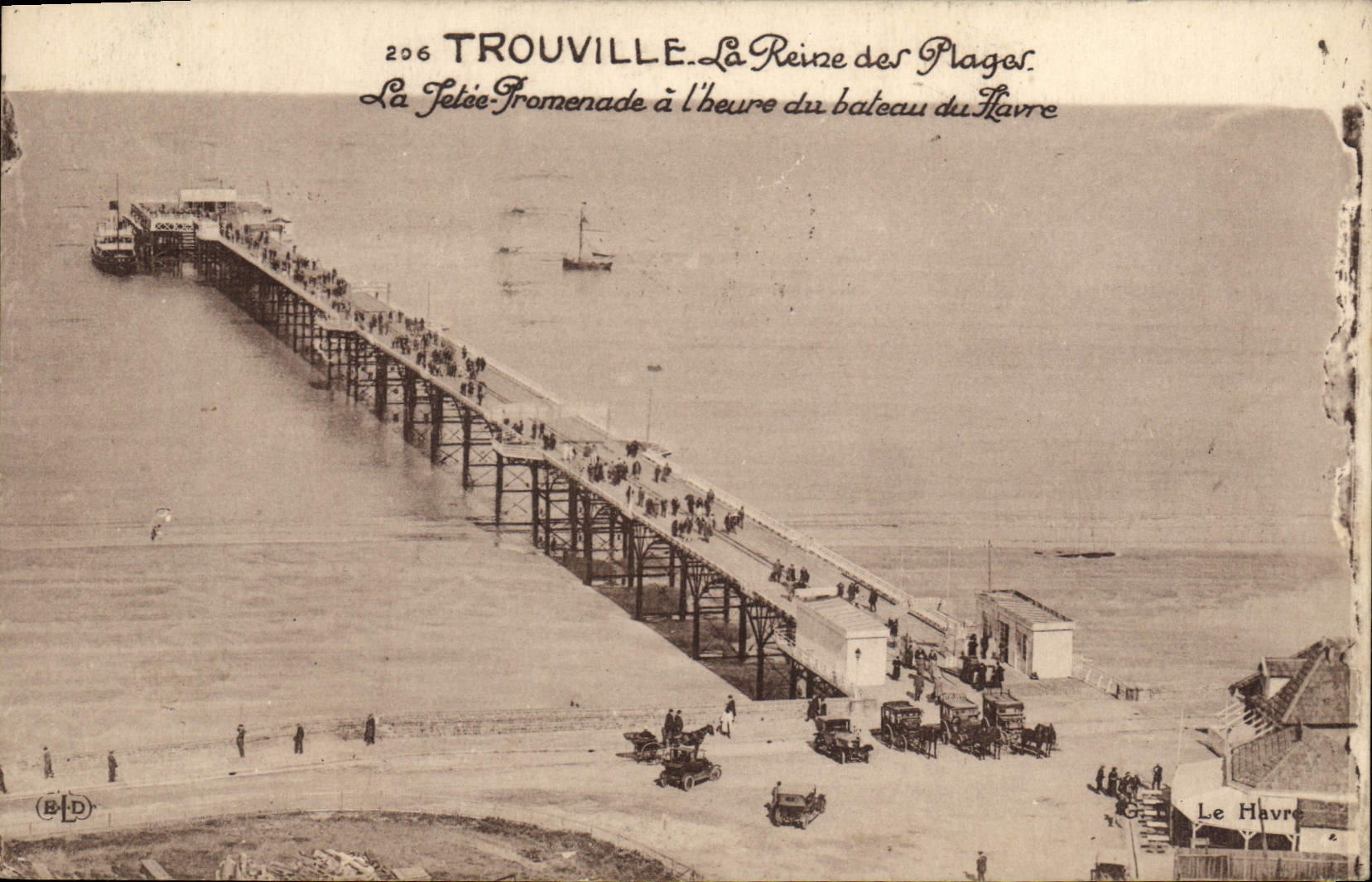CPA Trouville Reine des Plages La Jetee Promenade a l'heure du bateau du Havre 