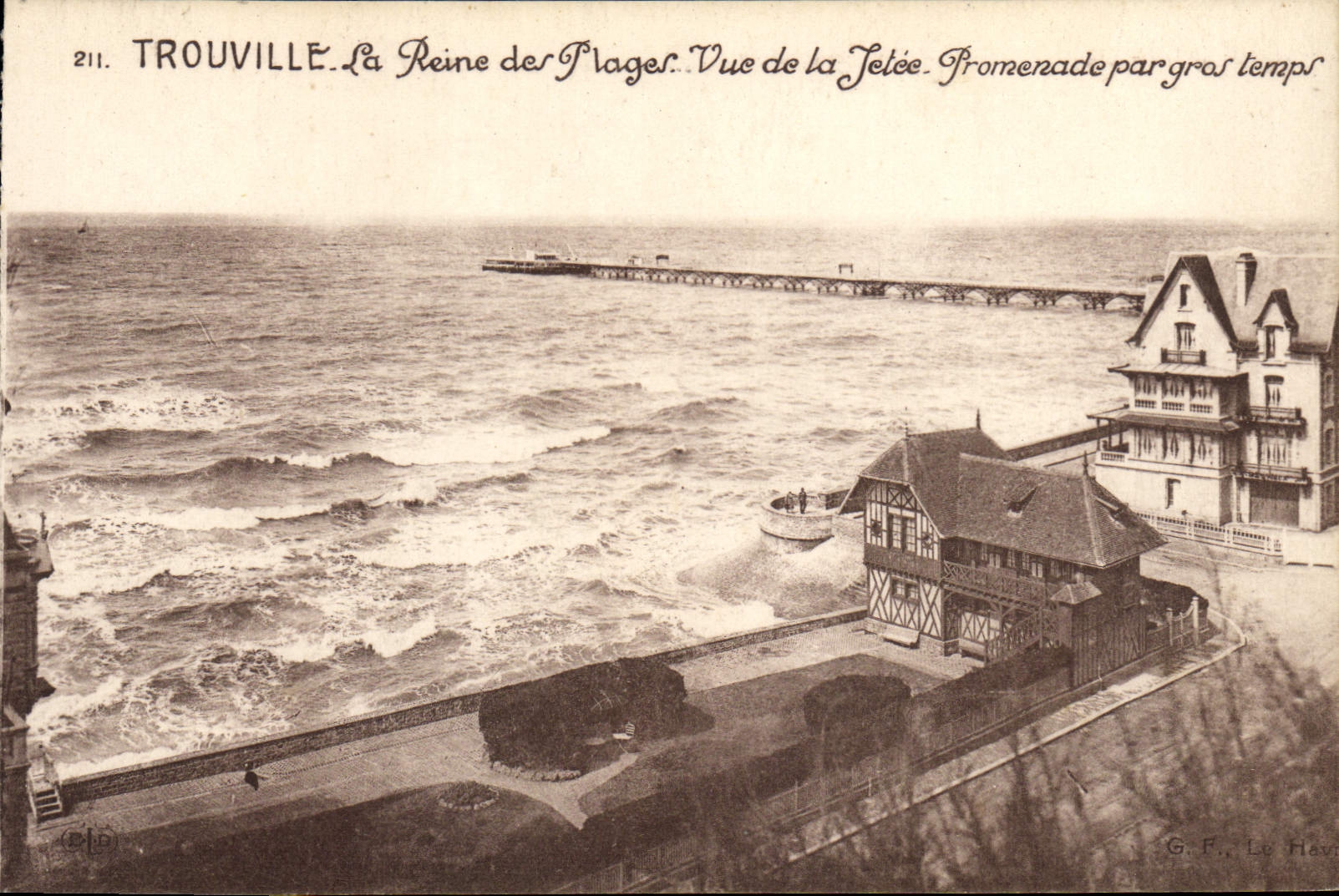 CPA Trouville Reine des Plages Vue de La Jetee Promenade par gras temps 