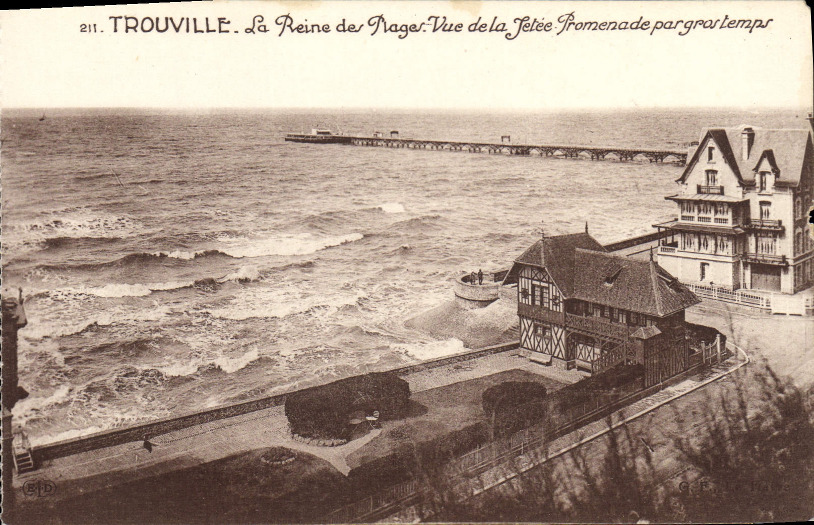 Trouville - La Reine des Plages. Vue de la Jetée. Promenade par grand temps