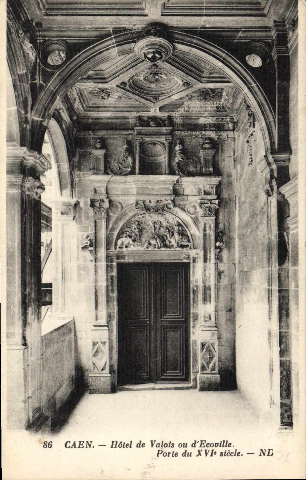CAEN — Hôtel de Valois ou d'Écoville — Porte du XVIe siècle — ND