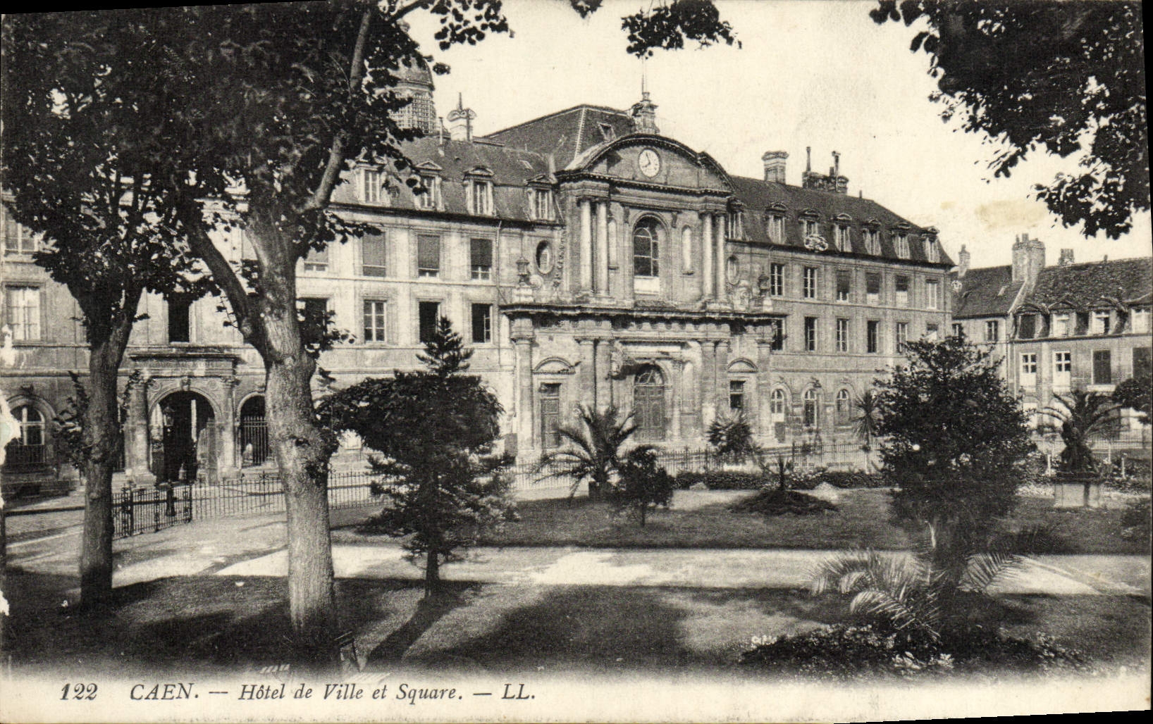 Caen — Hôtel de Ville et Square — LL. n°122