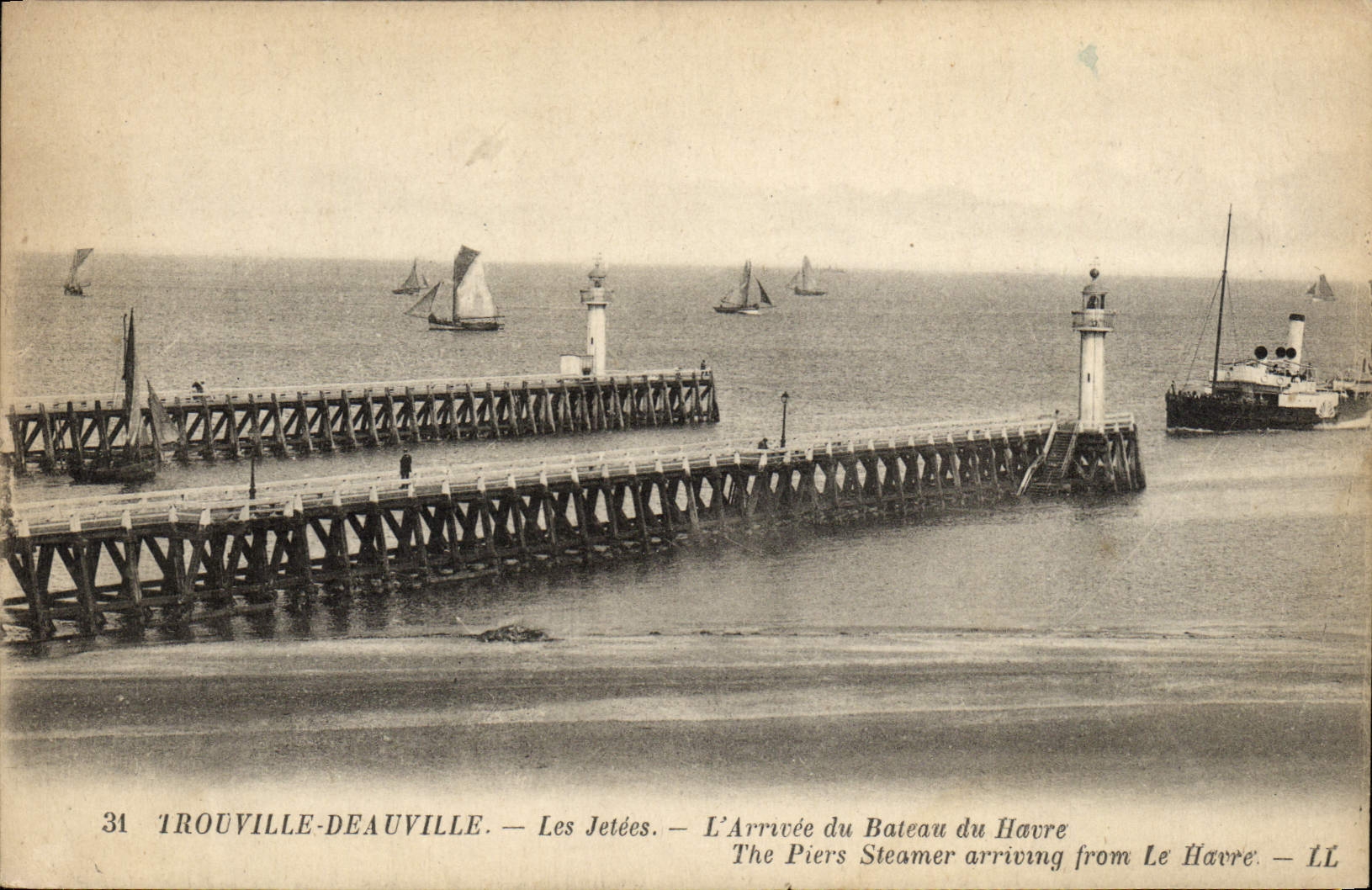 CPA Trouville Deauville les jetees l'arrivee du bateau du Havre 