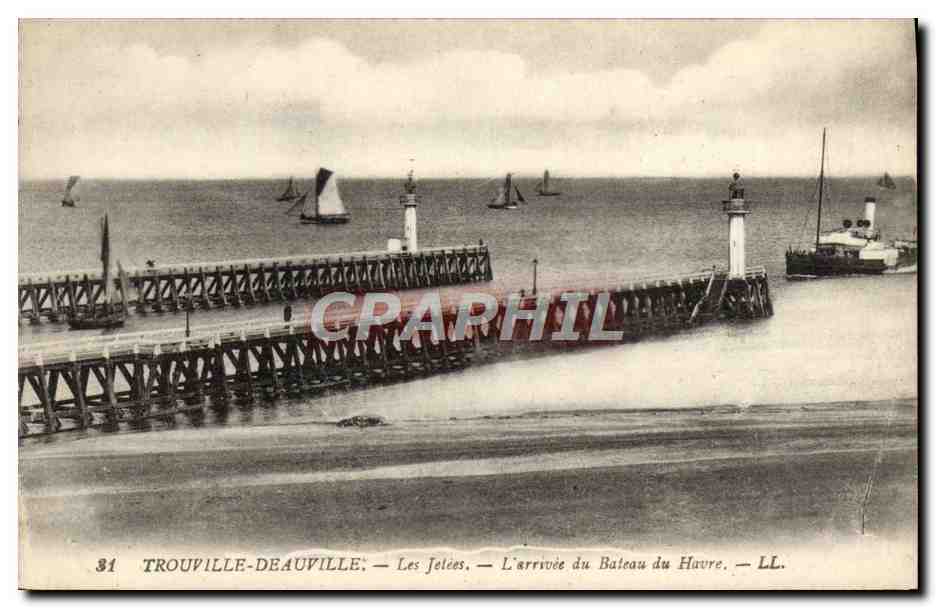 CPA Trouville Deauville les jetees l'arrivee du bateau du Havre 