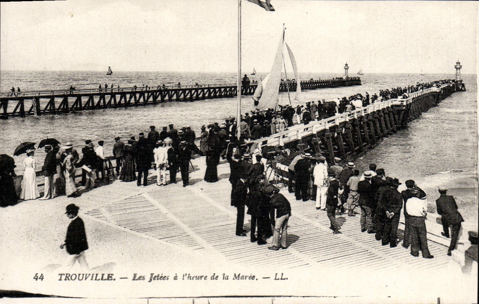 Trouville — Les Jetées à l'heure de la Marée — LL.