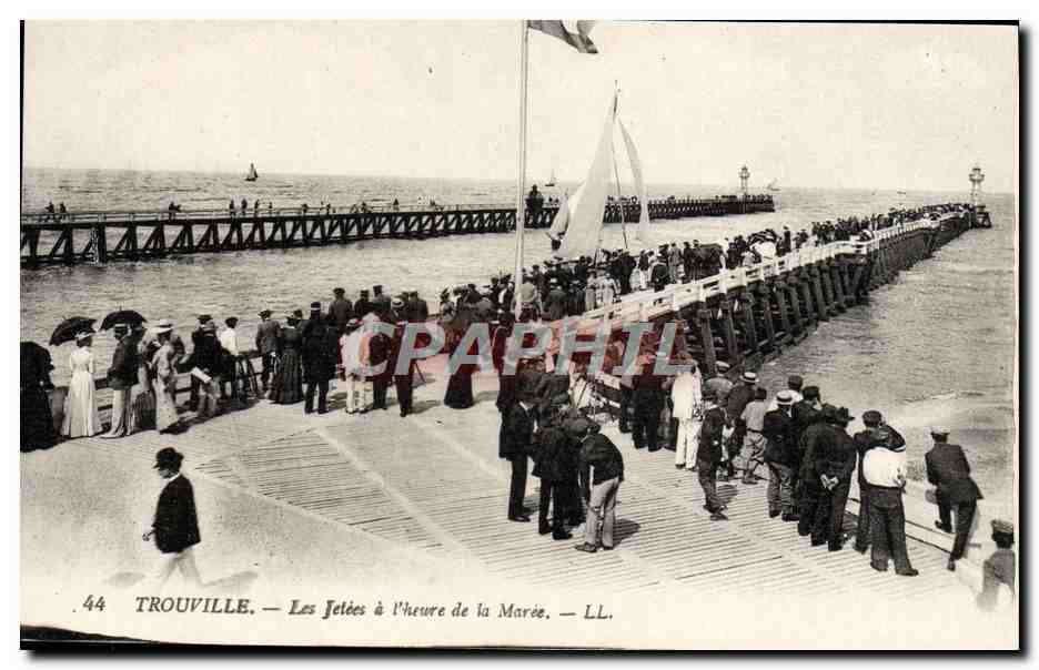 Trouville — Les Jetées à l'heure de la Marée — LL.