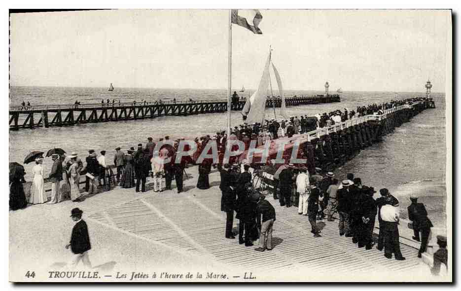 CPA Trouville les jetees a l'heure de la maree Bateau