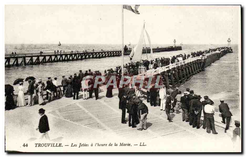 CPA Trouville les jetees a l'heure de la maree Bateau