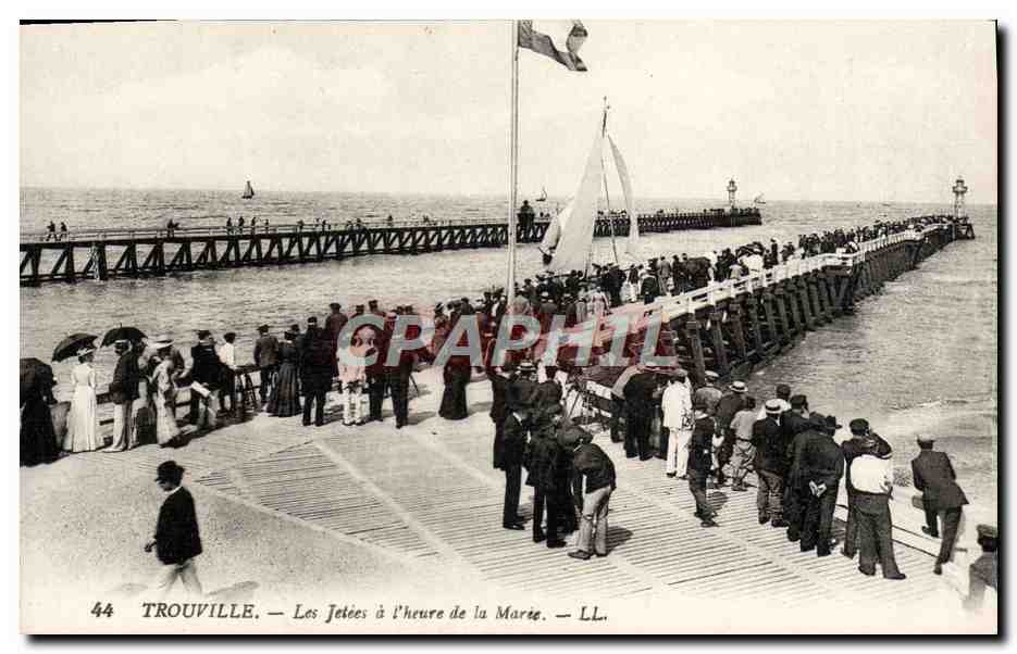 CPA Trouville les jetees a l'heure de la maree Bateau