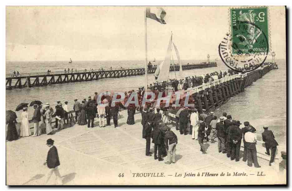 CPA Trouville les jetees a l'heure de la maree Bateau